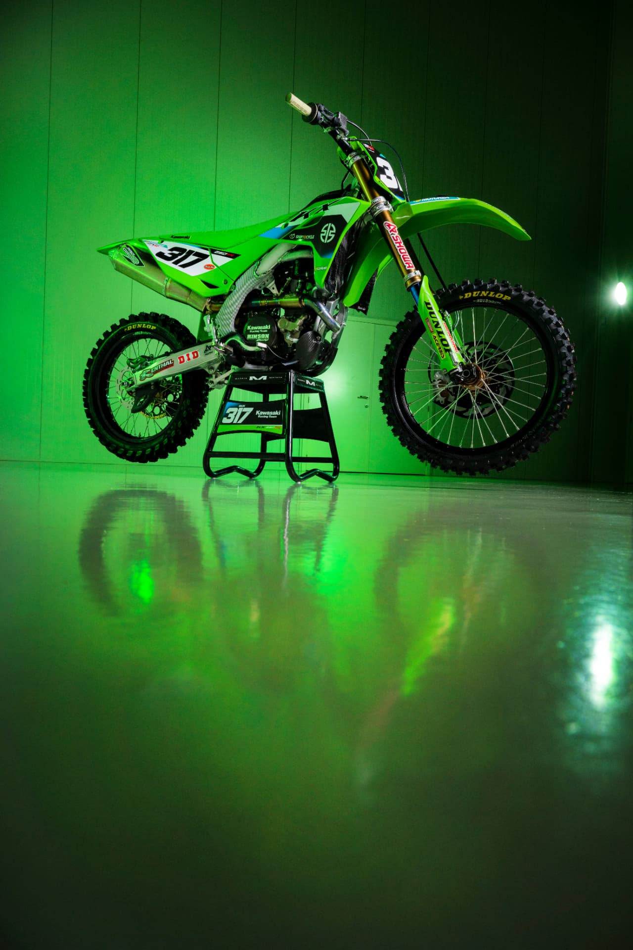 Kawasaki KX 317 de MV317 dans un studio éclairé en vert
